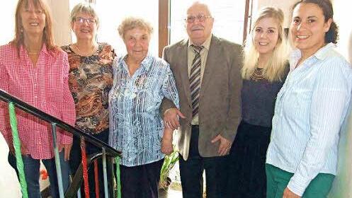 Maria Wachter (3. v. l.) erhielt an ihrem 90. Geburtstag viele Glückwünsche. Das Bild zeigt sie mit Zweitem Bürgermeister Gerhard Schneider und mit Verwandten.  Foto: Norbert Neugebauer