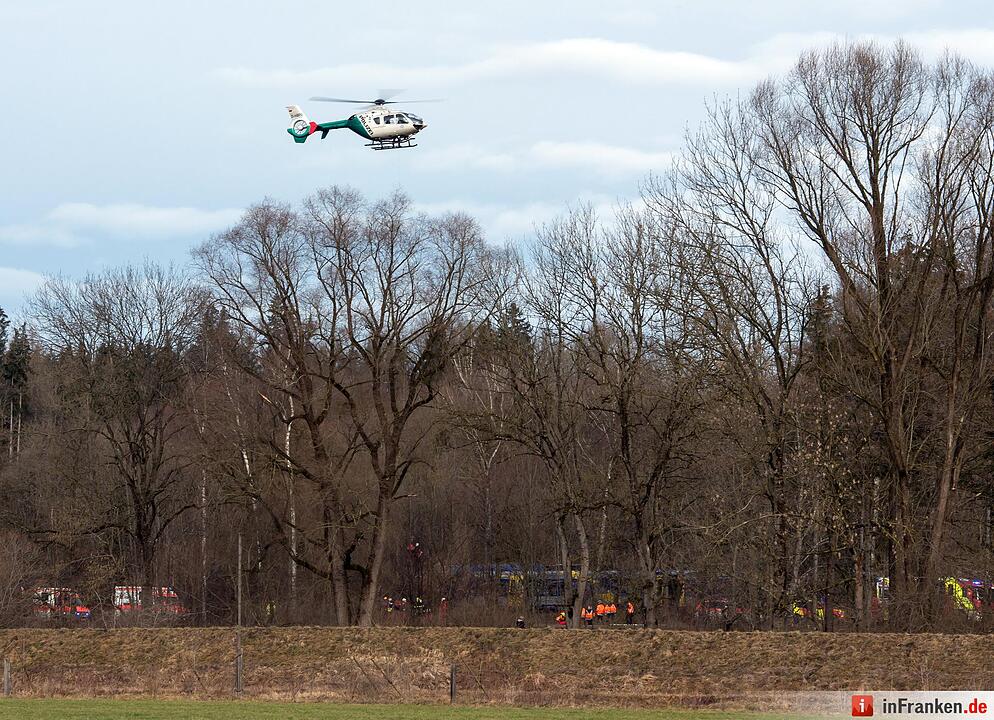 Ein Polizeihubschrauber fliegt am 09.02.2016 über die Unfallstelle eines Zugunglücks in der Nähe von Bad Aibling. Bei einem schwerem Zugunglück in Oberbayern sind mehrere Menschen ums Leben gekommen.