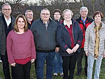 An der Spitze des Gesangvereins stehen für die kommenden zwei Jahre (von rechts): Ursula Dietz als Vorsitzende, Siegfried Bätz, Pauline Vollkommer, Sieglinde Bühling, Konrad Appel, Karl Bortenlänger, Chorleiterin Helena Pèrez und Martin Förtsch. Foto: Helmut Will