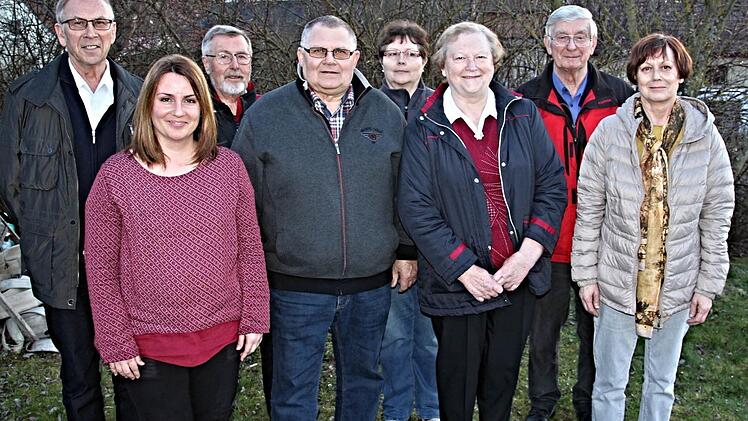 An der Spitze des Gesangvereins stehen für die kommenden zwei Jahre (von rechts): Ursula Dietz als Vorsitzende, Siegfried Bätz, Pauline Vollkommer, Sieglinde Bühling, Konrad Appel, Karl Bortenlänger, Chorleiterin Helena Pèrez und Martin Förtsch. Foto: Helmut Will