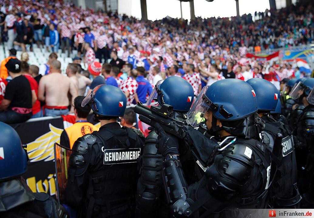 Schwere Fanausschreitungen bei EM-Spiel zwischen Kroatien und Tschechien