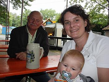 Drei Generationen an einem Tisch auf der Sommerkerwa: Theo ist der Jüngste, dann kommt Mama Sabine und Opa Rudolf Paul. Foto: Michael Busch