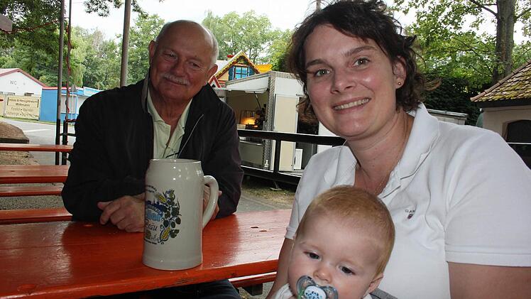 Drei Generationen an einem Tisch auf der Sommerkerwa: Theo ist der Jüngste, dann kommt Mama Sabine und Opa Rudolf Paul. Foto: Michael Busch