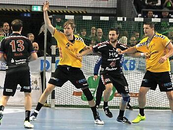 Viel Arbeit kommt am Samstag im Derby auf die Deckungsarbeit des HSC 2000 Coburg zu. Im Hinspiel reichte es für die Coburger mit Philipp Barsties (2. v. l.) und Romas Kirveliavicius (r.) gegen Michael Haaß (l.) und Jonas Thümmler (2. v. r.) für einen Sieg nicht ganz.  Foto: Iris Bilek