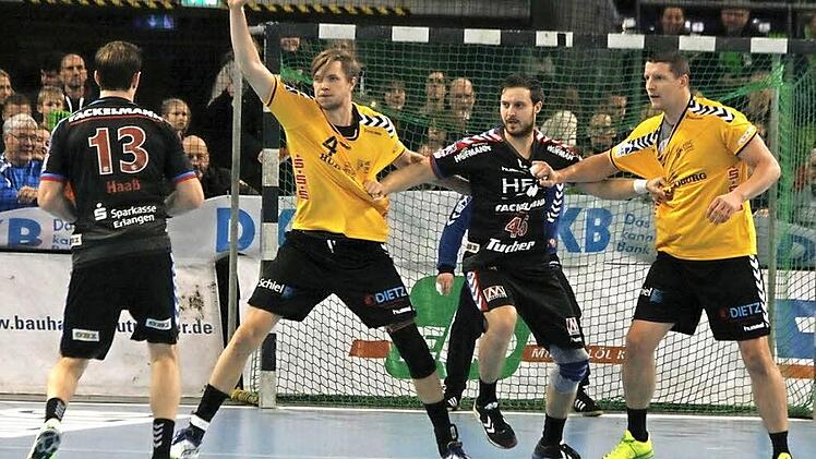 Viel Arbeit kommt am Samstag im Derby auf die Deckungsarbeit des HSC 2000 Coburg zu. Im Hinspiel reichte es für die Coburger mit Philipp Barsties (2. v. l.) und Romas Kirveliavicius (r.) gegen Michael Haaß (l.) und Jonas Thümmler (2. v. r.) für einen Sieg nicht ganz.  Foto: Iris Bilek