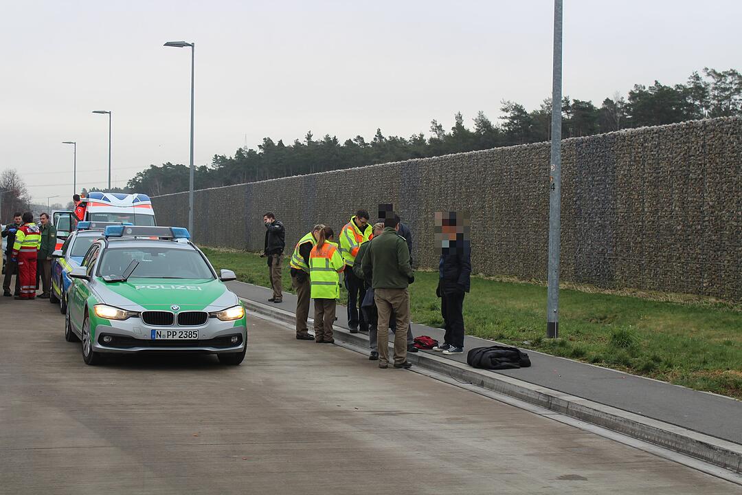 Auf der A6 im Kreis Ansbach sind sechs Flüchtlinge in einem Lkw entdeckt worden. Die Männer hatten möglicherweise mehrere Tage kein Essen oder Trinken.