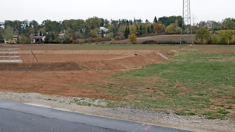 An dem Hang im Hintergrund soll in Etzelskirchen ein neues Baugebiet entstehen. Es bekommt eine direkte Anbindung an die Straße An der Birkach (unten).  Foto: Andreas Dorsch