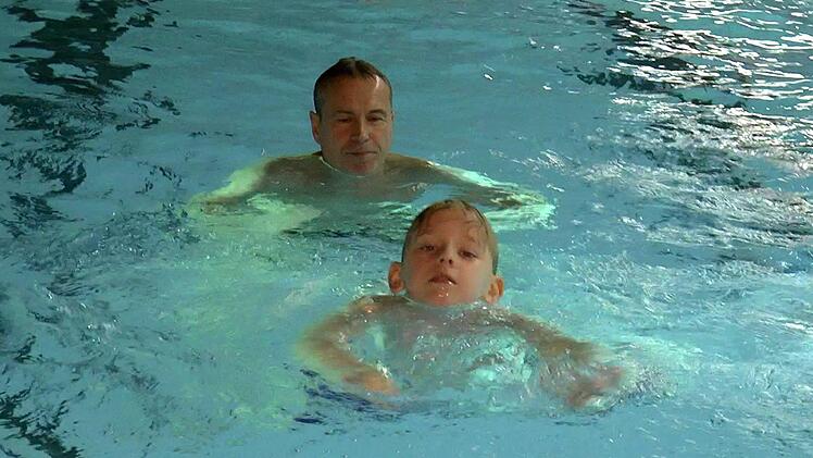 Auch der sechsjährige Richard Giessbrecht hat unter Anleitung der ehrenamtlichen Betreuer das Schwimmen bei der Wasserwacht gelernt.  Christian Licha