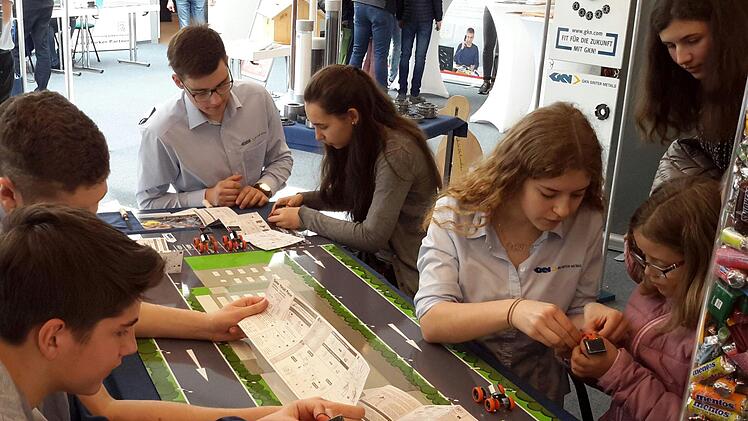 In filigraner Handarbeit konnten die jungen Gäste an einem Stand unter fachkundiger Anleitung kleine Solar-Racer fertigen. Dabei waren Fingerspitzengefühl und Geduld gefragt. Spaß gemacht hat es allen Beteiligten. Rolf Pralle