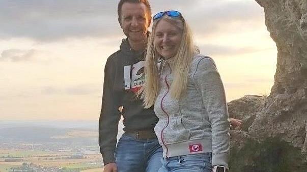 Andreas Hügerich und seine Freundin Romina Prüher beim Wandern am Staffelberg Foto: pr