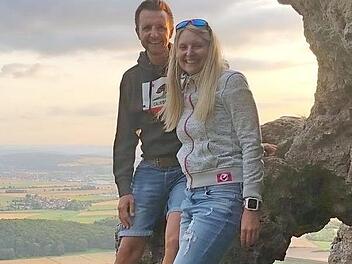 Andreas Hügerich und seine Freundin Romina Prüher beim Wandern am Staffelberg Foto: pr