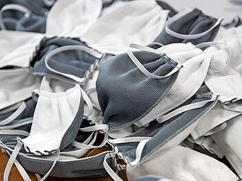 Einfache Stoffmasken sind oft der einzige Schutz an den Schulen.  Foto: Daniel Karman, dpa