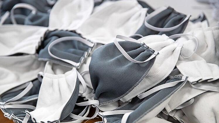 Einfache Stoffmasken sind oft der einzige Schutz an den Schulen.  Foto: Daniel Karman, dpa