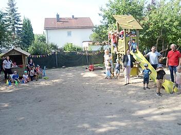 Große Freude bei Personal und Kindern des Montessori-Kindergartens. Im Garten des Ausweichquartiers wurden neue Spielgeräte installiert. Links das Blockhaus, rechts der Spielturm mit Rutsche. Da kommt Bewegung auf. Davon konnten sich Bürgermeisterin Angela Hofmann (an der Rutsche links) sowie Georg Kreul und Ekkehard Roth überzeugen.