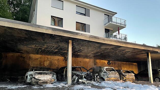 Brand in Carport zerstört mehrere Autos - Feuerwehr mit Großaufgebot
