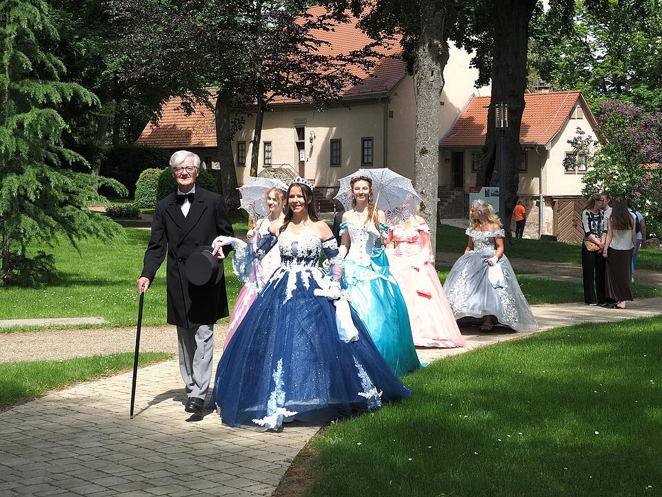Themenf&uuml;hrungen, Kreativangebote und Live-Musik