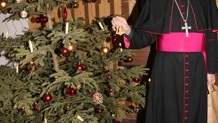 Der Erzbischof hatte für jeden Gefangenen einen kleinen Anhänger aus Bethlehem: Im Zentrum stehen Jesus und Maria.
