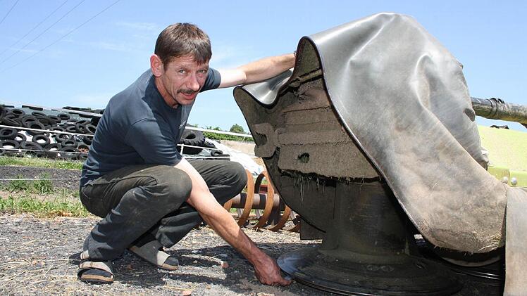 "Wenn da ein Tier reinkommt, ist alles zu spät", weiß Landwirt Jürgen Hack. Mit bis zu 300 Stundenkilometern bewegen sich die Messer seines Kreiselmähers. Deshalb müssen die Tiere vorher verscheucht werden. Foto: Ralf Ruppert