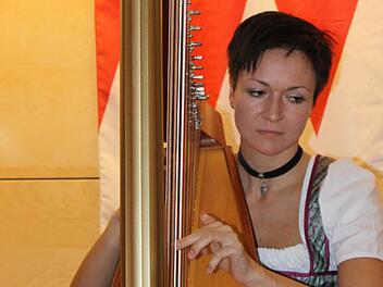 Sehr gefühlvoll spielt Barbara Regnat an der Harfe. Fotos: fra-press