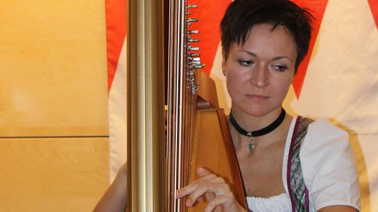 Sehr gefühlvoll spielt Barbara Regnat an der Harfe. Fotos: fra-press