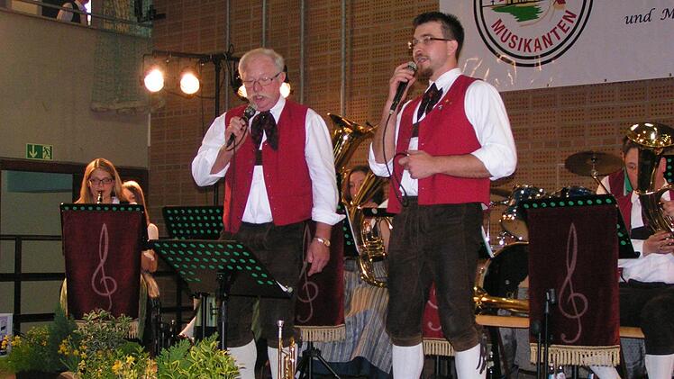 Norbert Seiler (l.) und Kapellmeister Benedikt Seiler