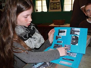 Lara Berwind (10) zeigt, was sie alles in ihrem Heimatgeschichte-Heft stehen hat. Darunter einiges über die Eberner Türme. Fotos: Katharina Becht