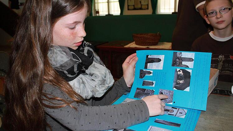 Lara Berwind (10) zeigt, was sie alles in ihrem Heimatgeschichte-Heft stehen hat. Darunter einiges über die Eberner Türme. Fotos: Katharina Becht