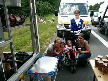 Die Stauopfer auf der A3 waren am Donnerstag nach stundenlangem Warten sehr froh über die gekühlten Getränke, die das Rote Kreuz ausgab. Foto: Thomas Heideloff/Rotes Kreuz