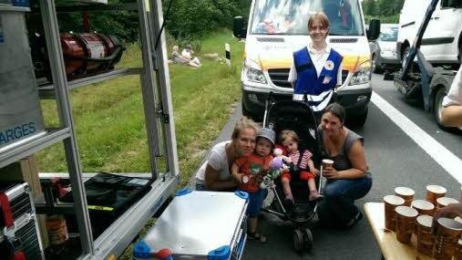 Die Stauopfer auf der A3 waren am Donnerstag nach stundenlangem Warten sehr froh über die gekühlten Getränke, die das Rote Kreuz ausgab. Foto: Thomas Heideloff/Rotes Kreuz