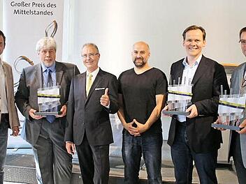 Beim Großen Preis des Mittelstands wurden drei Lichtenfelser geehrt: Norbert Fuhrmann (Zweiter von links), Bernhard Lemmink (Zweiter von rechts) und Karlheinz Wirth (rechts). Ihnen gratulierten Bürgermeister Andreas Hügerich (links), Robert Knitt von der Oskar-Patzelt-Stiftung und Laudator Markus Häggberg (Dritter von rechts). Foto: Wenjia Qian