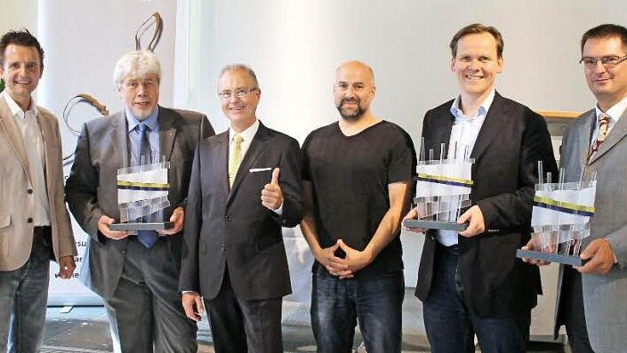 Beim Großen Preis des Mittelstands wurden drei Lichtenfelser geehrt: Norbert Fuhrmann (Zweiter von links), Bernhard Lemmink (Zweiter von rechts) und Karlheinz Wirth (rechts). Ihnen gratulierten Bürgermeister Andreas Hügerich (links), Robert Knitt von der Oskar-Patzelt-Stiftung und Laudator Markus Häggberg (Dritter von rechts). Foto: Wenjia Qian