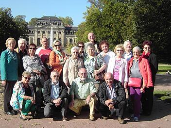 Im Schlossgarten in Fulda stellten sich die ehemaligen Kothener Schüler aus den Geburtsjahrgängen 1941/42 zum Gruppenfoto auf. Anschließend wurden bei einem Rundgang durch Kothen wieder alte Erinnerungen wach. Foto: Lothar Selig
