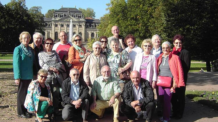 Im Schlossgarten in Fulda stellten sich die ehemaligen Kothener Schüler aus den Geburtsjahrgängen 1941/42 zum Gruppenfoto auf. Anschließend wurden bei einem Rundgang durch Kothen wieder alte Erinnerungen wach. Foto: Lothar Selig