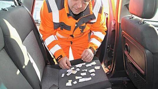 Ein "Puzzlespiel" mit dem Mario Winkelmann Erfolg hatte. Er konnte Unterlagen und einen Namen finden, sodass eine eindeutige Zuordnung auf den Verursacher möglich ist.  Foto: Helmut Will