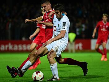 Der Ex-Mainzer Christian Demirtas (re.) spielt mit der zweiten Mannschaft der Würzburger Kickers gegen die SpVgg Jahn Forchheim. Foto: Anand Anders