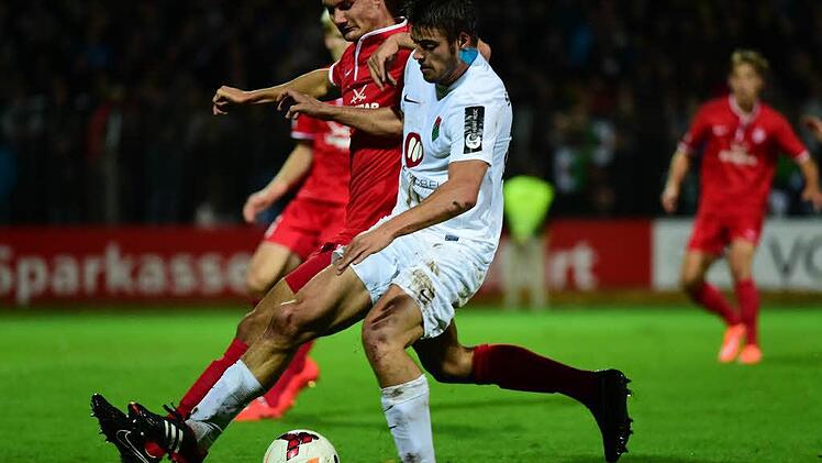 Der Ex-Mainzer Christian Demirtas (re.) spielt mit der zweiten Mannschaft der Würzburger Kickers gegen die SpVgg Jahn Forchheim. Foto: Anand Anders