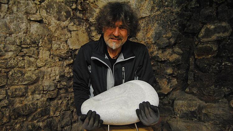 Martin Auer zeigt Steinskulpturen im Roten Schloss. Foto: Wolfgang Dünnebier