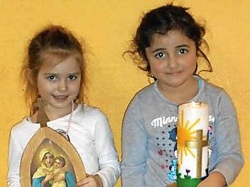 Das Marienbild wandert gemeinsam mit dem Licht, das symbolisch für die Ankunft Jesu stehen soll, von Hand zu Hand.  Foto: privat