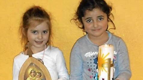 Das Marienbild wandert gemeinsam mit dem Licht, das symbolisch für die Ankunft Jesu stehen soll, von Hand zu Hand.  Foto: privat