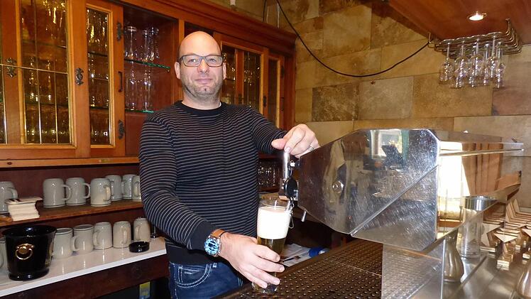 Der neue Wirt des Hotel-Gasthofes "Stern", Bernd Herzing, am Zapfhahn Foto: Thomas Weichert