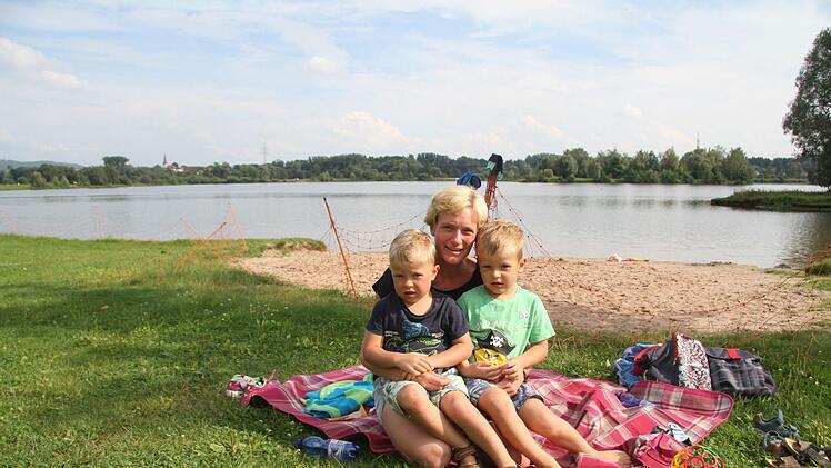 Kathrin Eberhardt kommt gerne mit den Zwillingen Emil und Till an den Baggersee. "Wir wohnen in Melkendorf, es ist praktisch hierher zu kommen. Nur den Spielplatz finden wir nicht so schön, da könnte man noch ein bisschen was machen", findet die Lehrerin.
