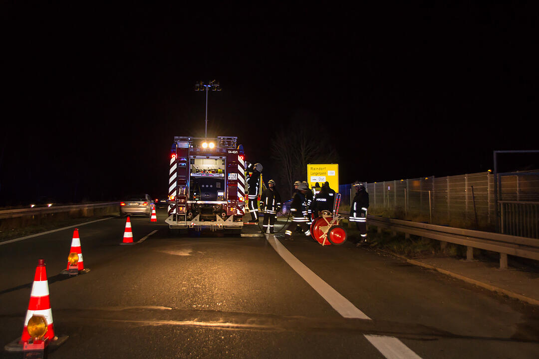 77-Jährige gerät in Gegenverkehr: Unfall mit drei Verletzten auf der B2