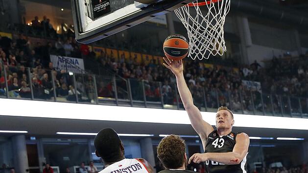 In N&uuml;rnberg feierten die Bamberger vor gut einem Jahr einen 91:83-Sieg &uuml;ber Anadolu Efes Istanbul. Hier blockt Nicolo Melli (Mitte) den sehr athletischen Center Bryant Dunston weg, damit Leon Radosevic (mit Ball) ungehindert abschlie&szlig;en kann. Foto: Daniel L&ouml;b