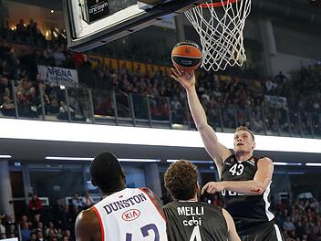 In Nürnberg feierten die Bamberger vor gut einem Jahr einen 91:83-Sieg über Anadolu Efes Istanbul. Hier blockt Nicolo Melli (Mitte) den sehr athletischen Center Bryant Dunston weg, damit Leon Radosevic (mit Ball) ungehindert abschließen kann. Foto: Daniel Löb