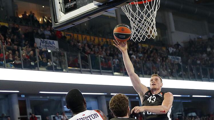 In Nürnberg feierten die Bamberger vor gut einem Jahr einen 91:83-Sieg über Anadolu Efes Istanbul. Hier blockt Nicolo Melli (Mitte) den sehr athletischen Center Bryant Dunston weg, damit Leon Radosevic (mit Ball) ungehindert abschließen kann. Foto: Daniel Löb