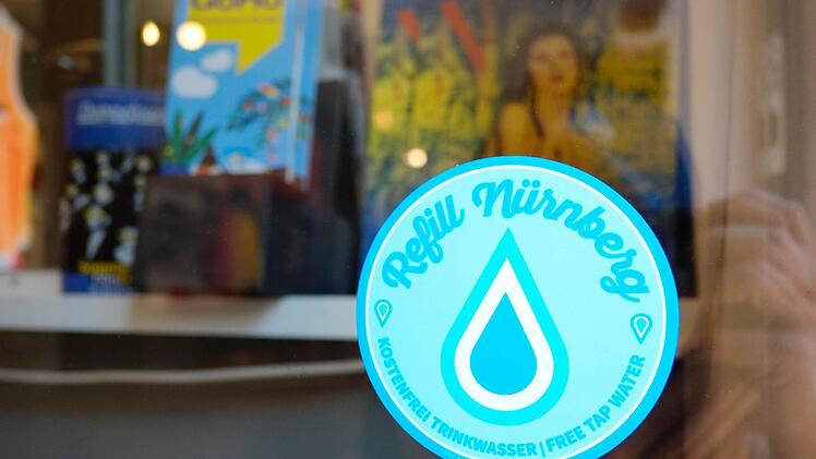 Der "Refill"-Aufkleber an der Eingangstüre verheißt kostenloses Trinkwasser für Nachfüller. Foto: Nikolas Pelke