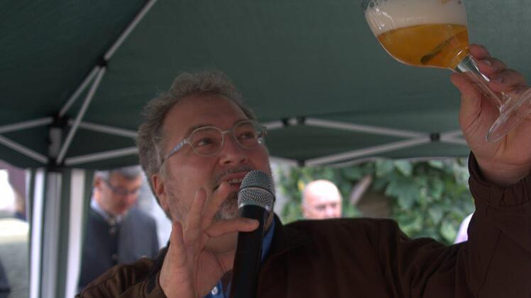 Fachkundig moderierte Biersommelier Markus Raupach (Bamberg) die Bierprobe und erläuterte die Charakteristika der einzelnen Sorten. Sein Rat: Erst fühlen und riechen, dann schmecken. Foto: Bettina Knauth