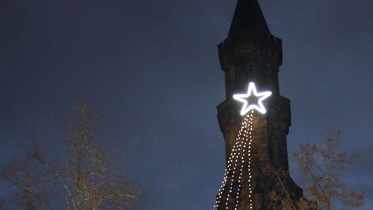 Schon von weitem ist der helle Stern mit seinem Schweif, der Kirche St. Georg zu sehen, an dessen Fuße der Nikolausmarkt statt fand.