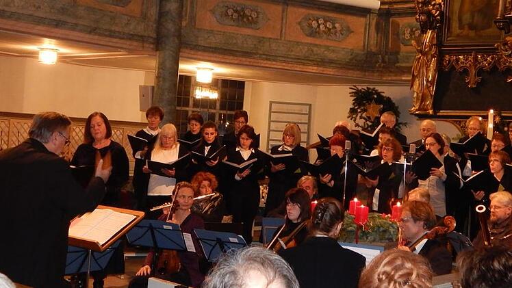 Schwieriges Liedgut bravourös gemeistert: Der gemischte Chor des Gesangvereins Neuenreuth a. Main.