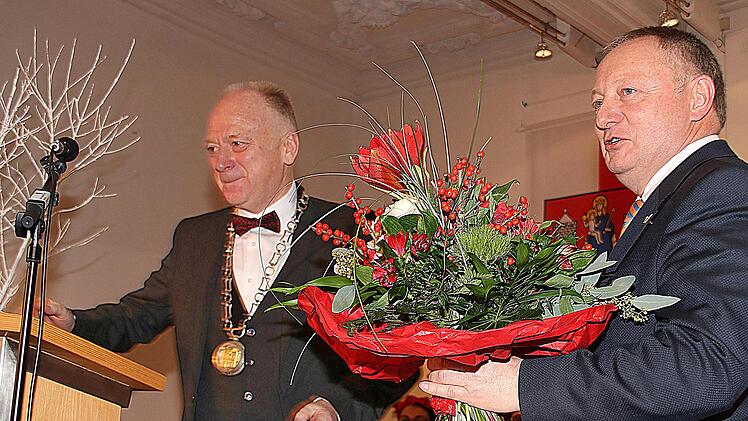 Blumen für den Landrat: Thomas Bold bekam einen Strauß und dazu eine  Flasche Wein als Dank für das, was der Landkreis und die Carl-von­Heß'sche  Sozialstiftung für Münnerstadt getan haben und noch tun. Foto: Dieter Britz